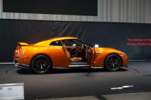 NISSAN GT-R 2017 アルティメイトシャイニーオレンジ　ドアを開けたサイドの写真