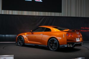 NISSAN GT-R 2017 アルティメイトシャイニーオレンジ　斜め後方からの写真