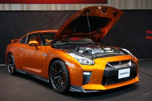 NISSAN GT-R 2017 アルティメイトシャイニーオレンジ　ボンネットを開けた写真